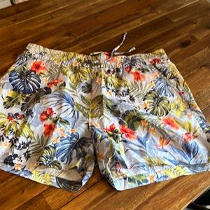 Disney tommy bahama shorts . Elastic waist with drawstring . Worn once